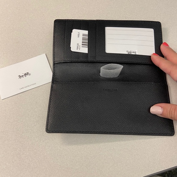 SOLD ✨ Bifold Coach Wallet - Picture 2 of 5
